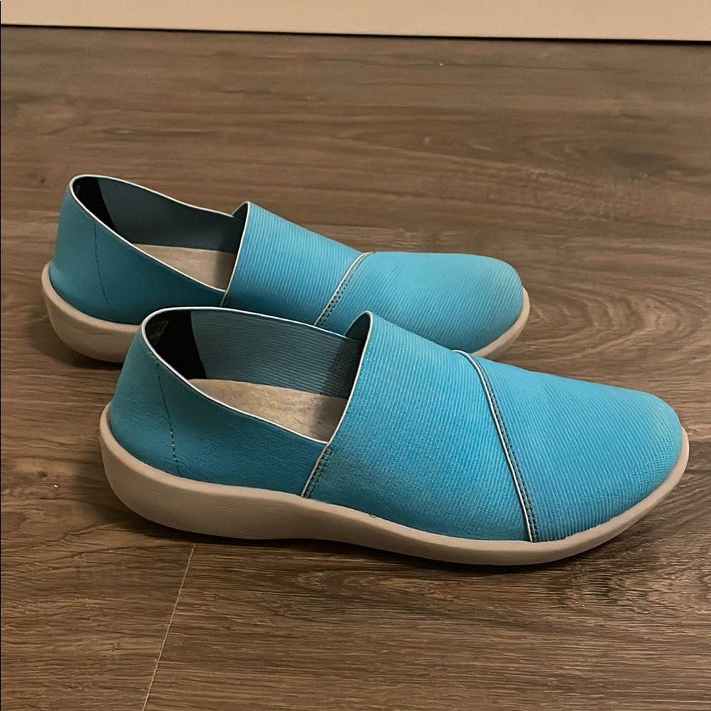 Womens Clark’s Cloud Steppers Blue Slip-On Shoes, Size 6M